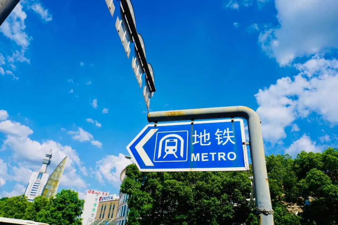 缇庡憜鑻辨枃,缇庡憜