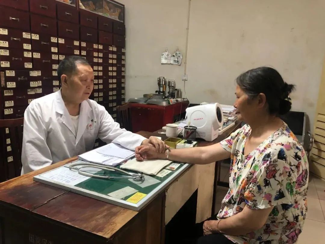 汉源县中医院退休医生郭静先老人赠书一中学子