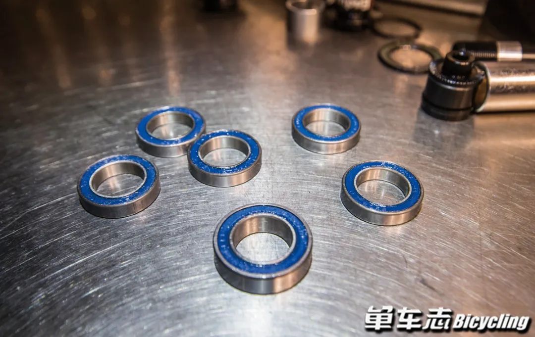 久裕培林花鼓塔基的拆卸保养视频,公路自行车培林花鼓保养