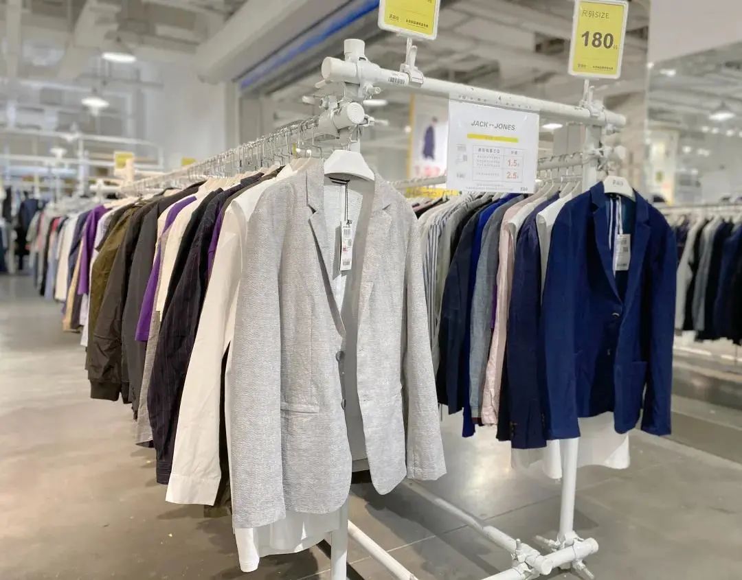 上海荟品仓阿迪达斯男款跑鞋,荟品仓城市奥莱青浦店nike