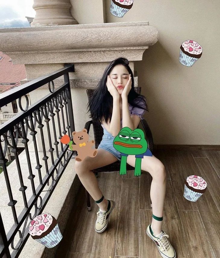 配饰狂|娜娜左黄右紫的撞色袜时髦到飞起,我有点跟不上...