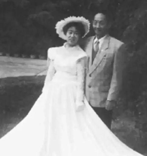 袁隆平三个儿子共生几个孙子孙女,袁隆平和两个孙女合影