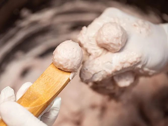 罗定这种鱼腐，入口甘香酥脆，松软而略带韧性