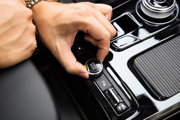 起亚k5凯酷试驾高速,起亚k5凯酷270t百公里加速