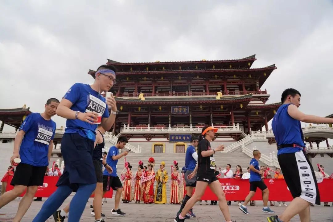 越夜越嗨丨顶级夜跑景区，给你成本最低的人鱼线！