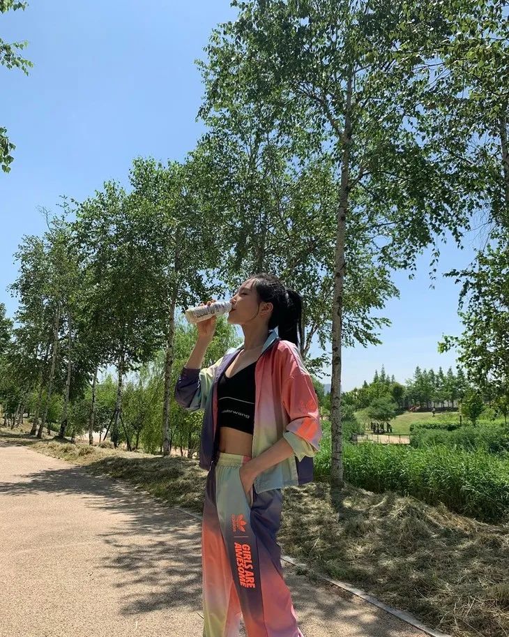 无帽卫衣虞书欣,虞书欣的衣服到底有多少钱