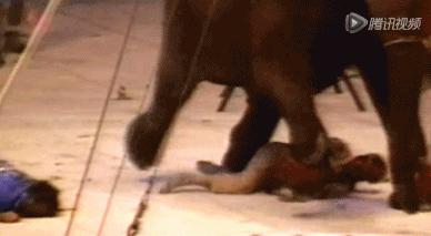 被铁链绑住，注射避孕药，连续伺候几百人后，她挣扎着死去……