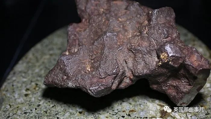 随手捡的东西居然那么值钱,随手捡到一个古董居然拍出天价