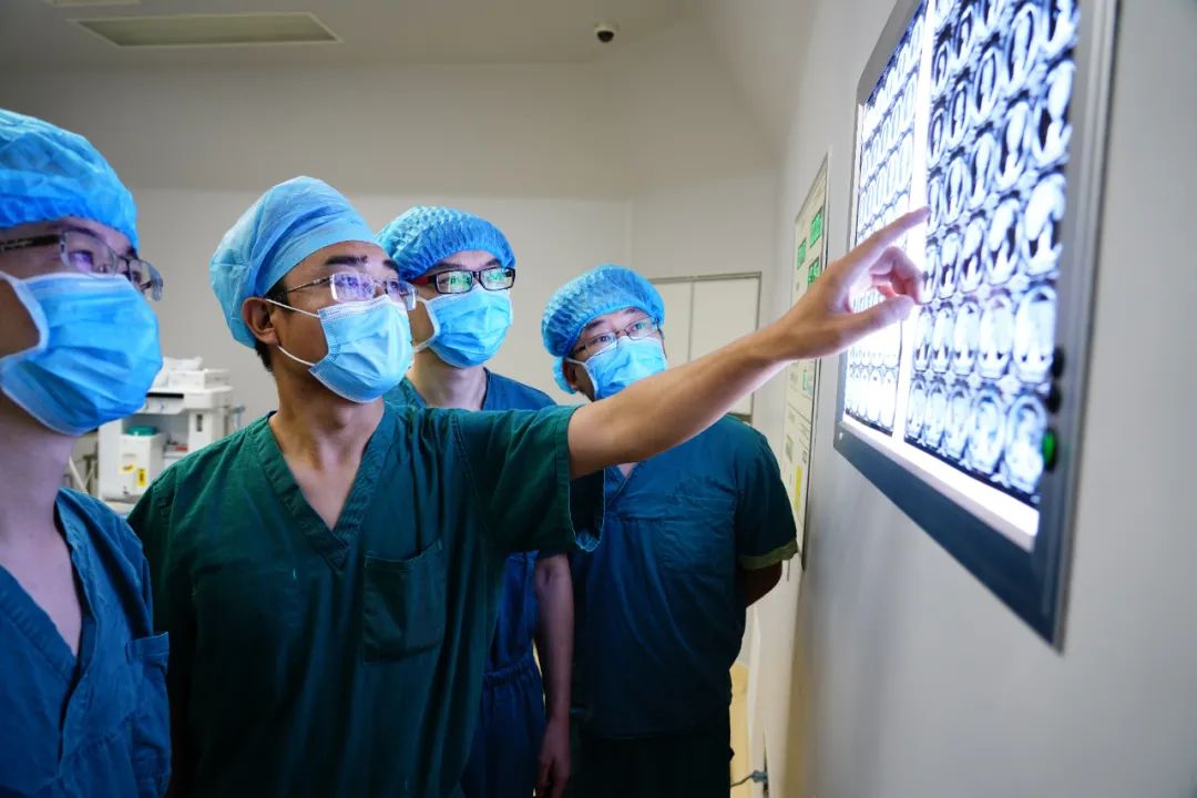 中国好人！江汉大学附属医院刘建华同志荣登“中国好人榜”，获评敬业奉献类好人称号