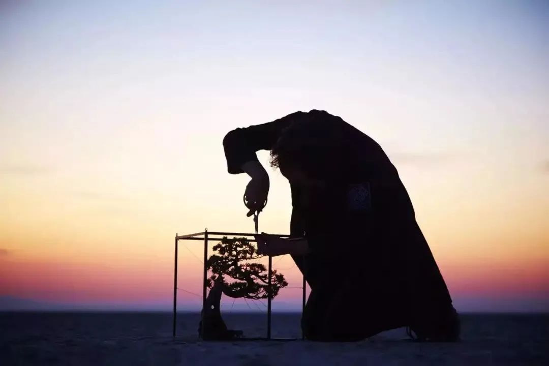 他是日本著名“花花公子”，拈花惹草只为极致的美