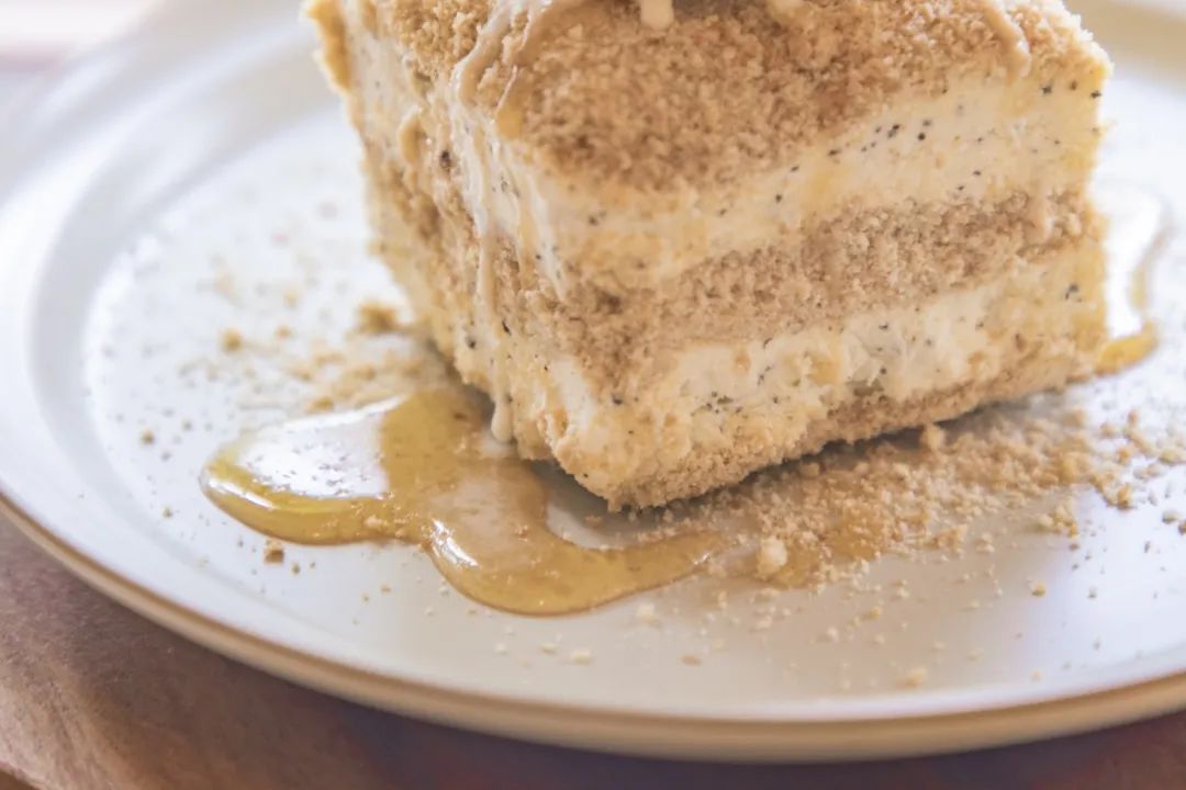 滨江西的新晋甜品店，一对情侣、两只柴犬守护着，超有爱