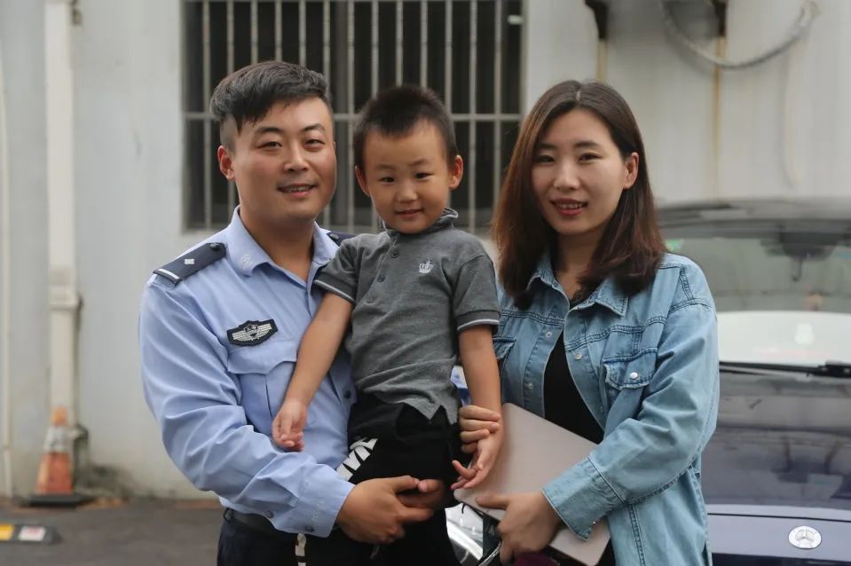 国庆我在岗向国庆献礼,中秋国庆双节我在岗文案