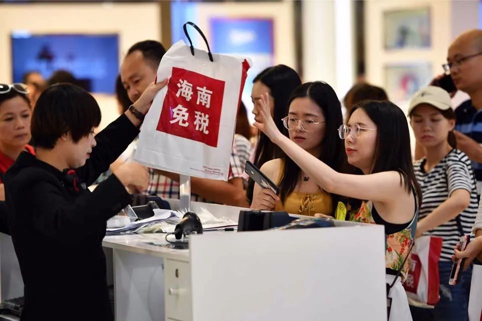 冰火两重天:三亚免税店一天卖1亿,香港药妆店游客“清零”|一周全球观察