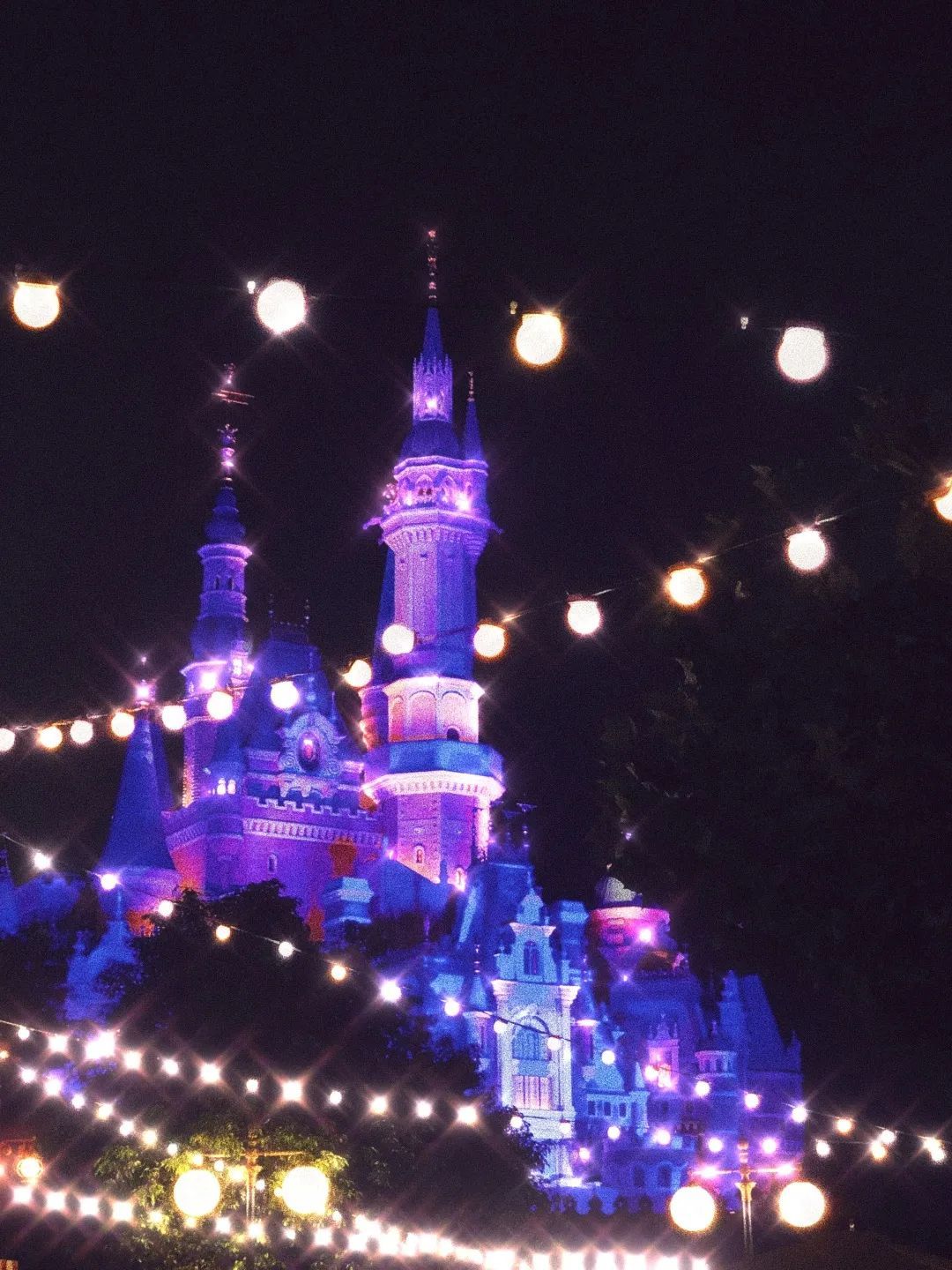 坐着地铁看浦东｜美到惊艳！童话乐园、古镇园林、跑酷金字塔……这条地铁线都能到，还能跨省游