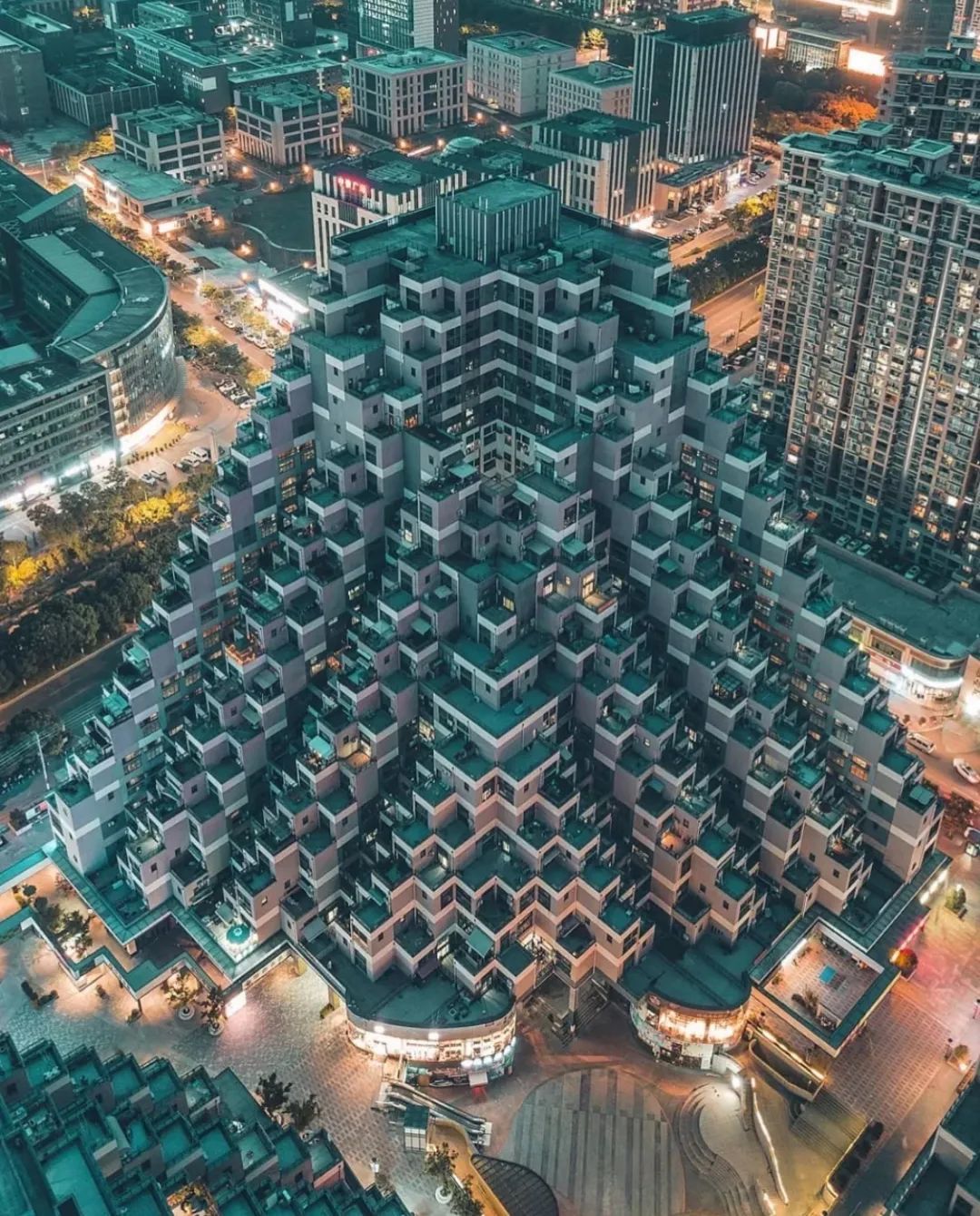 坐着地铁看浦东｜美到惊艳！童话乐园、古镇园林、跑酷金字塔……这条地铁线都能到，还能跨省游