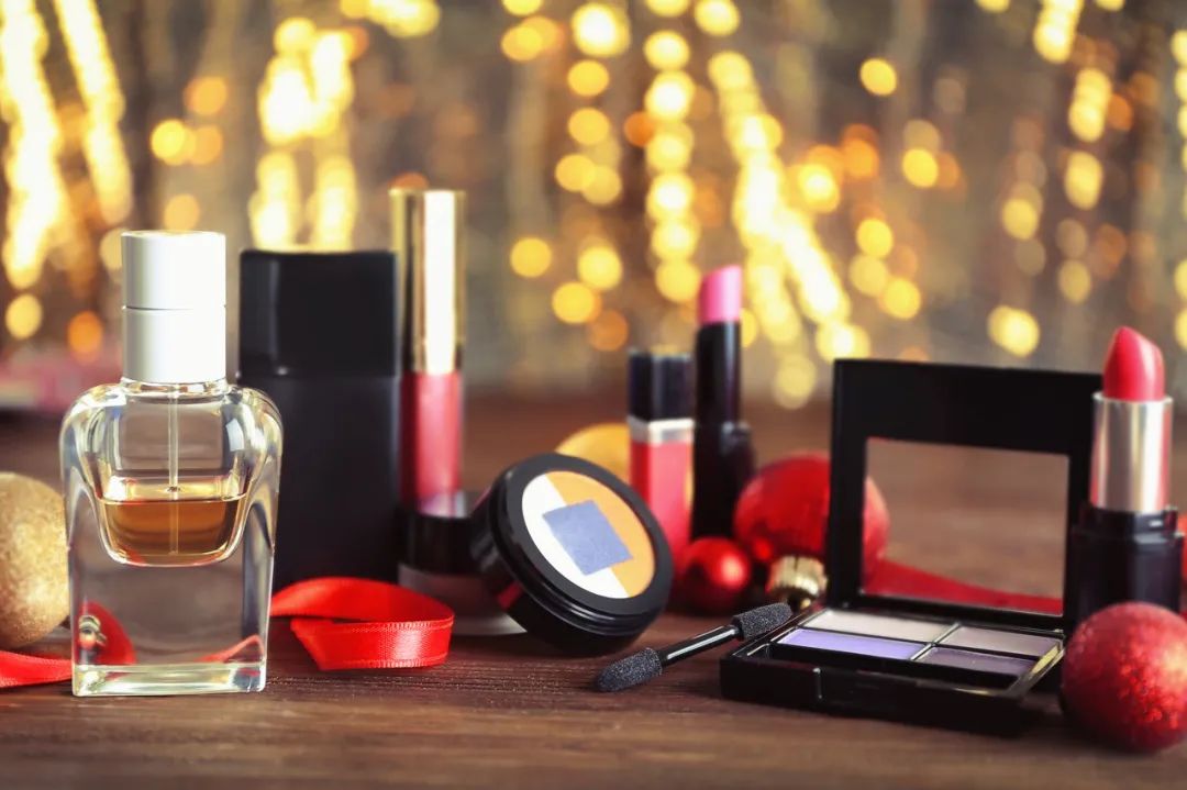 小心被没收！大闸蟹、白酒能带上高铁吗？火车*禁品违**清单来了