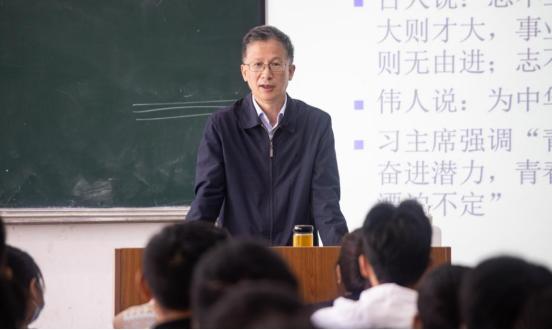 湖北理工学院*党**委副书记李金奇，副校长尹念东、肖文胜、涂立桥为新生讲“大学生德育第一课”