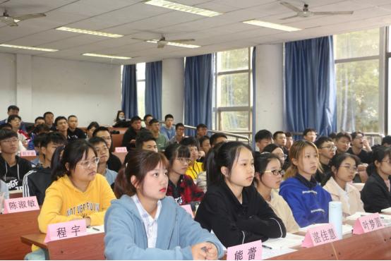 湖北理工学院*党**委副书记李金奇，副校长尹念东、肖文胜、涂立桥为新生讲“大学生德育第一课”