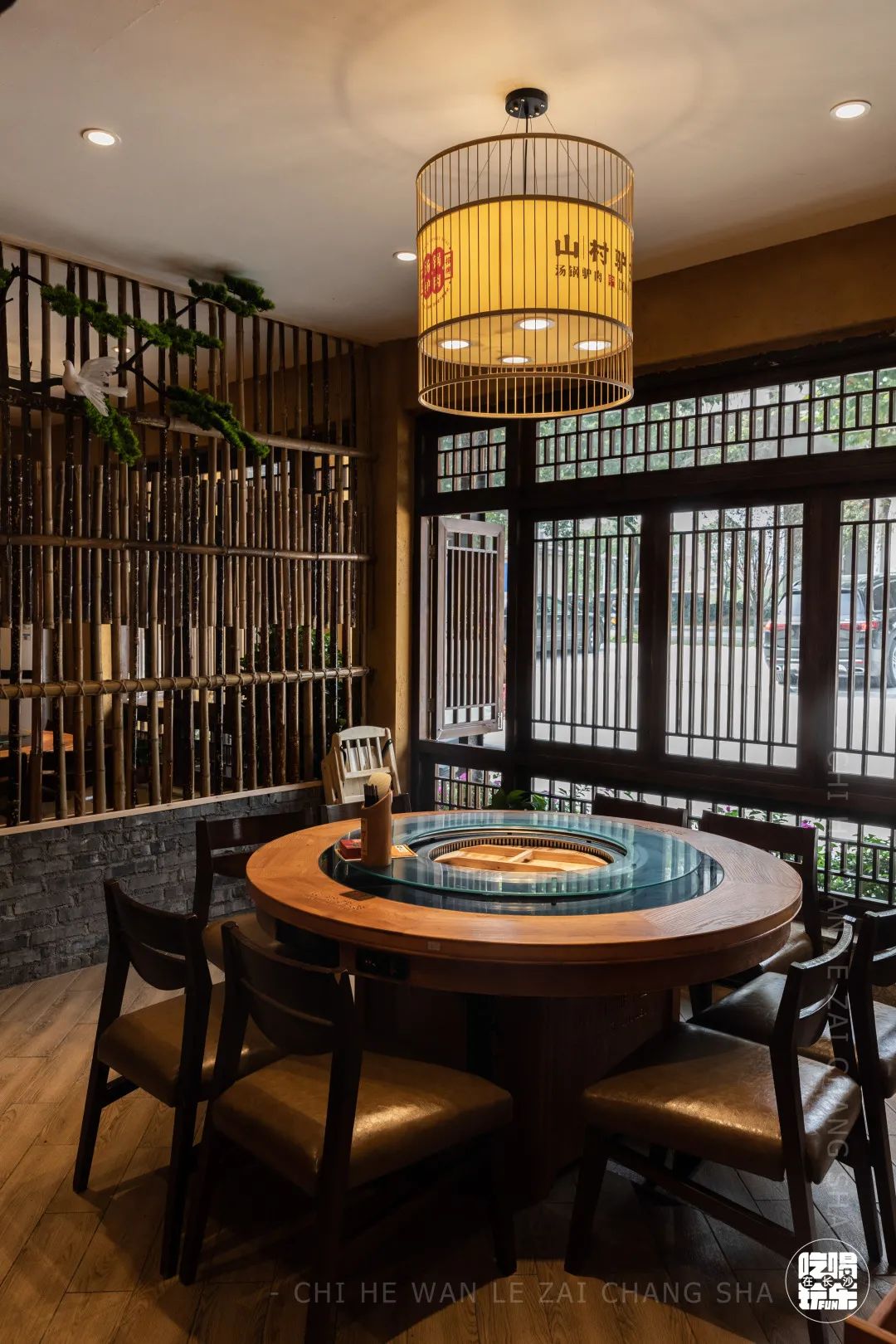 火爆10年的「山村驴庄」终于来长沙啦！扬言要用汤锅驴肉霸占长沙人的餐桌