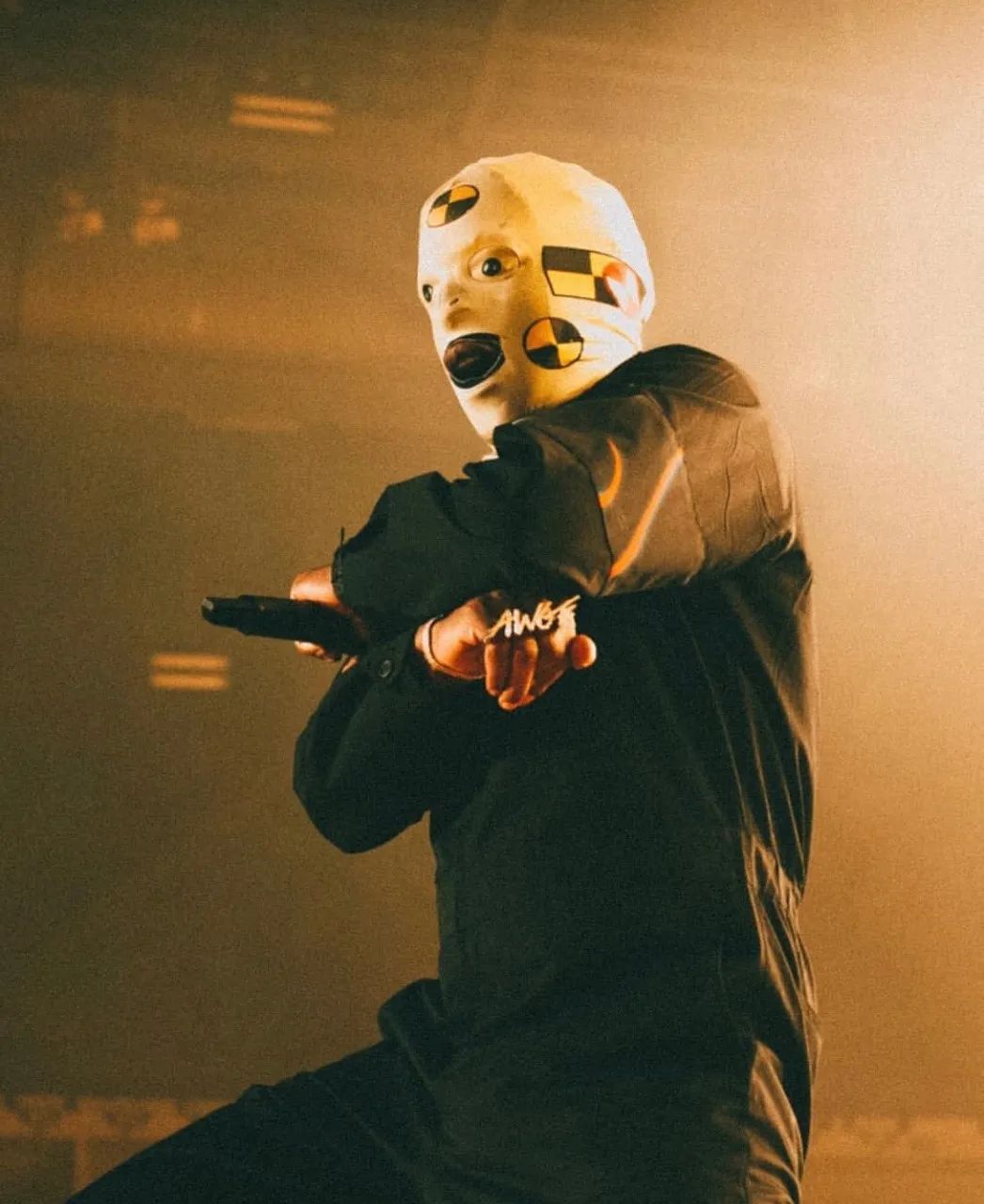 连吴赫都偏爱的「面具」,原来早就成为时装秀场的常客