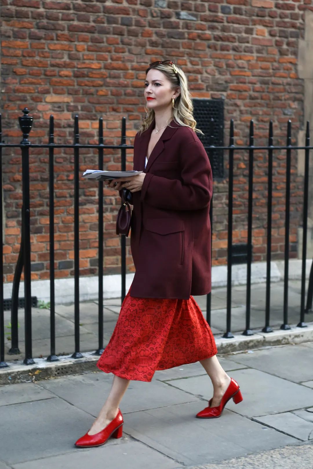 同样的预算买二手车还是新车,爆款靴子和小众靴哪个好