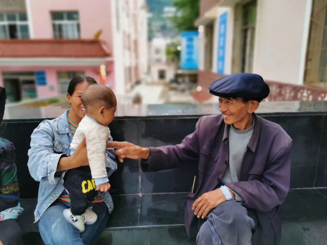 走进大凉山的路上,走进大凉山爱心传递