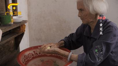 梧州百岁爷爷长寿新招：喝早茶，吃纸包鸡，享受专业的养老护理服务