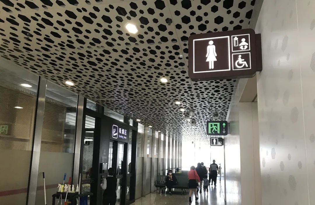 机场内该不该有吸烟室，卫健委和建造公司杠上了