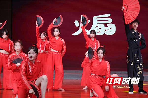 以梦为马不负韶华短视频剪辑,以梦为马不负韶华学校宣传视频