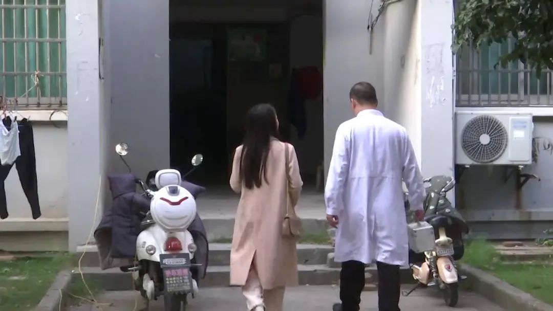 帮帮她！无锡300多斤胖女孩：活着没意思，一定要去医院……