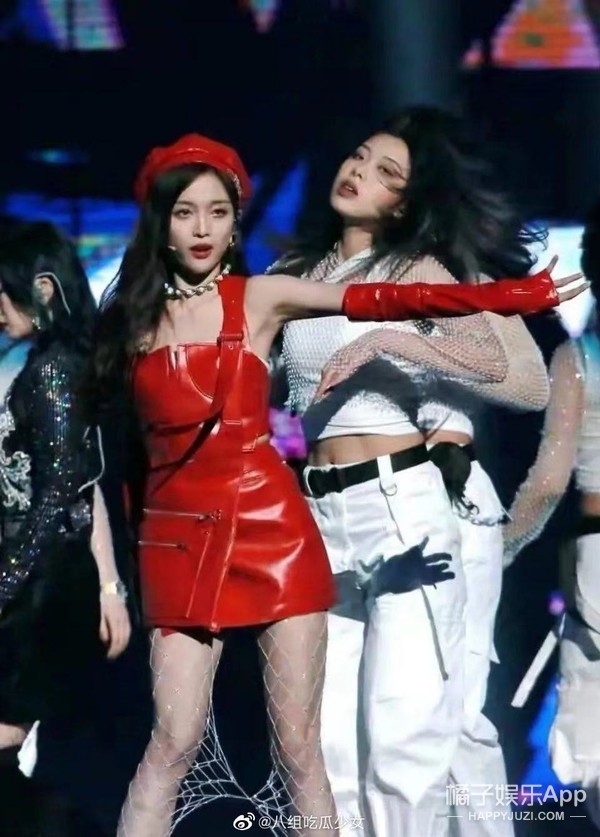 娱乐圈土味审美大赏！渔网袜透明雨衣蕾丝内衬，求双没看过的眼睛