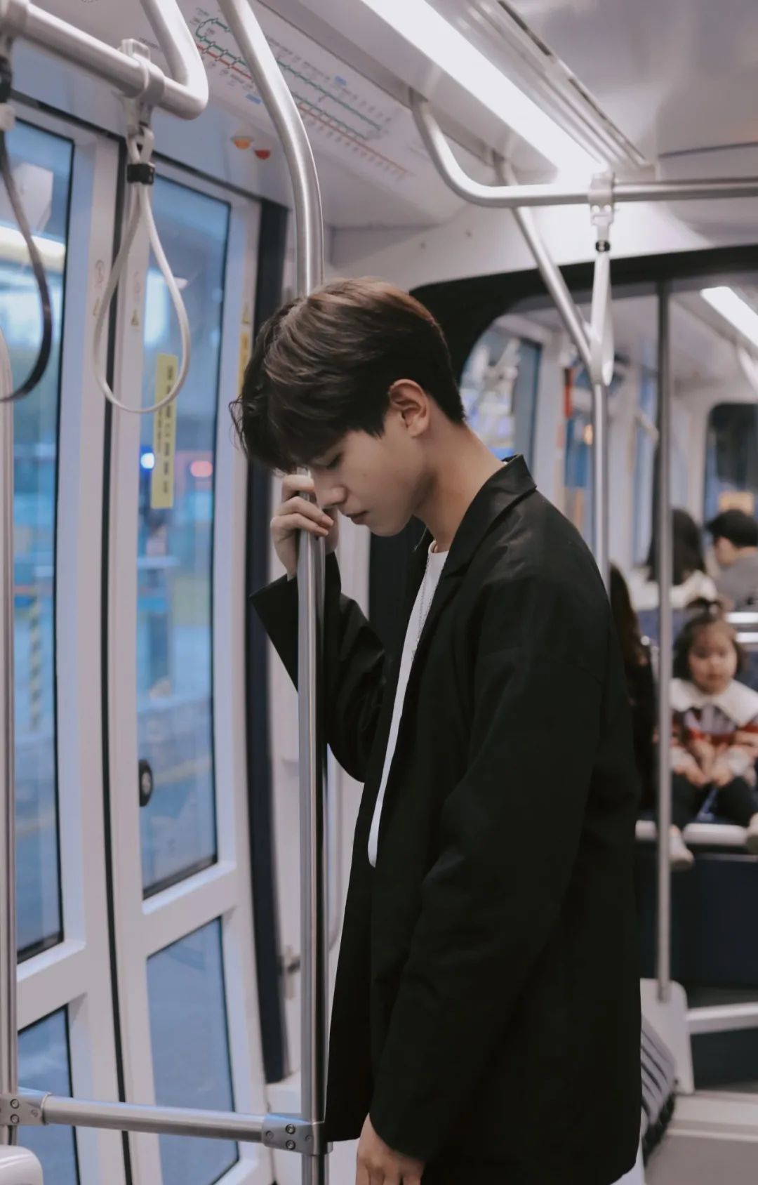 这也太好看了！00后帅气小哥哥将校园地标建筑拟人化，哪个是你的PICK？