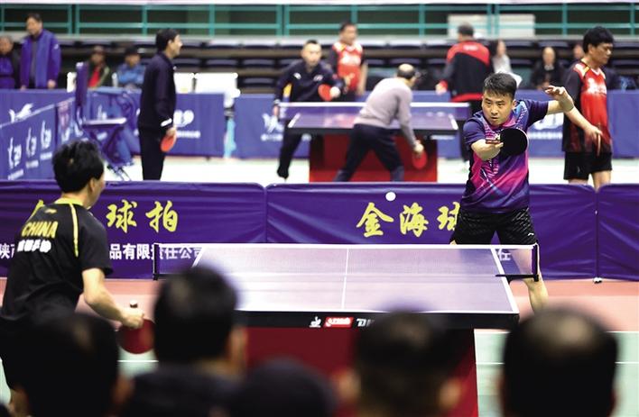 把体育运动普及到群众中去,把福利送到千家万户条幅