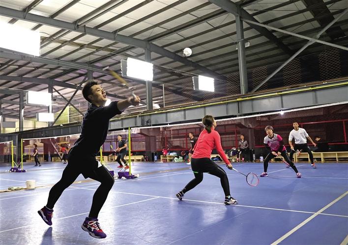 把体育运动普及到群众中去,把福利送到千家万户条幅