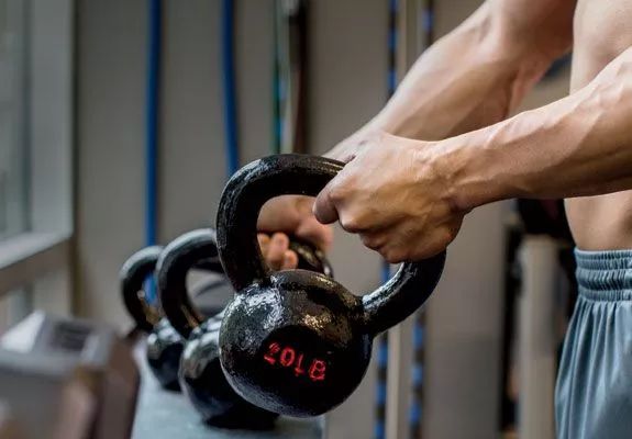 健身老茧反复增生怎么办,健身撸铁肌肉特别疼咋缓解