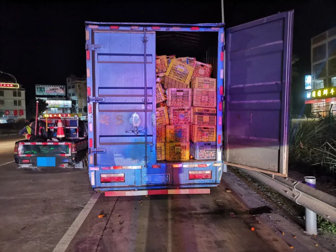 大货车侧翻有多危险,违停避险车道造成货车侧翻