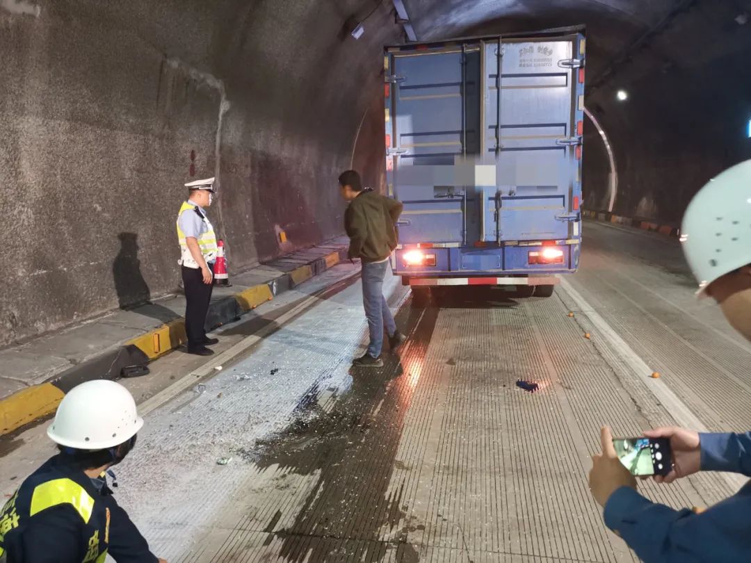 大货车侧翻有多危险,违停避险车道造成货车侧翻