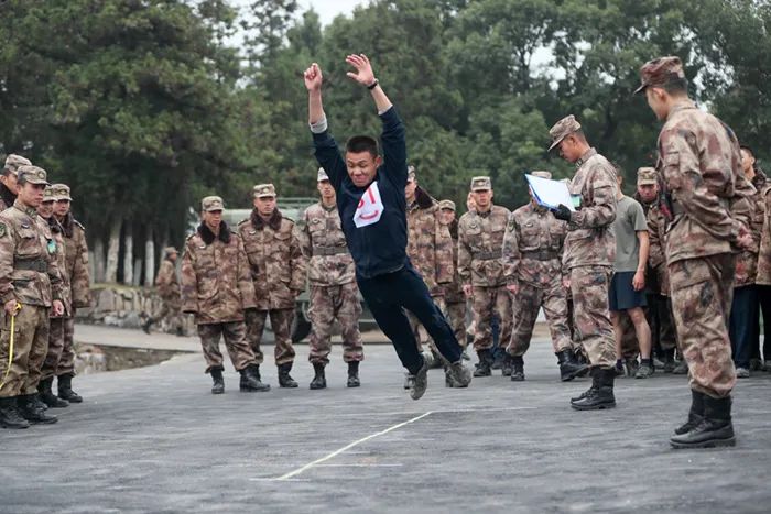 寒风中彼此鼓励,寒风中它们依然是城市的守护者