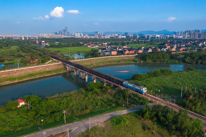 49岁的仓前火车站挥手谢幕它有杭州市区罕见的铁路道口