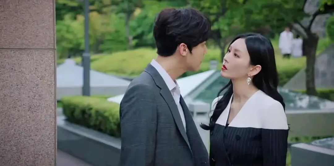 瑞思拜的殿堂级演技，国内热搜也忍不住要给金素妍S卡