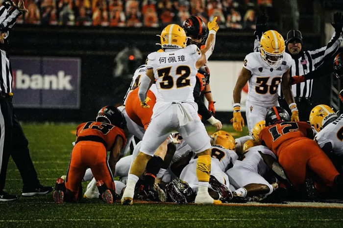 美国大学橄榄球赛场上的韶关少年｜前线