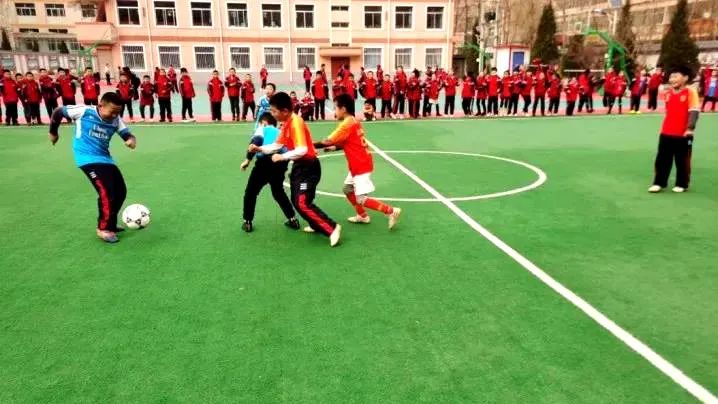 临洮县实验三小校园足球比赛,实验二小踢足球比赛直播