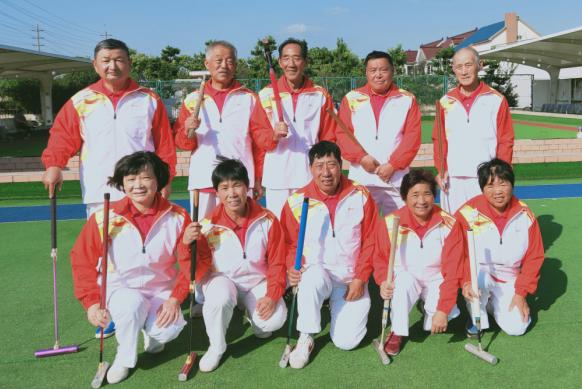 浦锦街道生活日记——“锦”彩群文丨有这么一群活跃在300平米绿茵场上的老小孩以球会友尽显夕阳风采