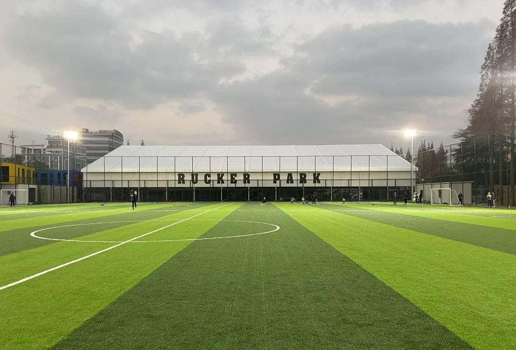 篮球场绿茵场,虹口足球场附近有篮球场