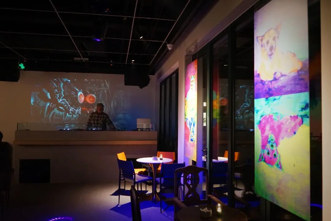 你家楼下的免费展览空间，晒着暖烘烘的太阳散步去吧