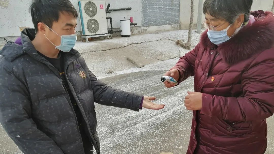 如果祖国有颜色那一定是中国红,如果战疫有颜色