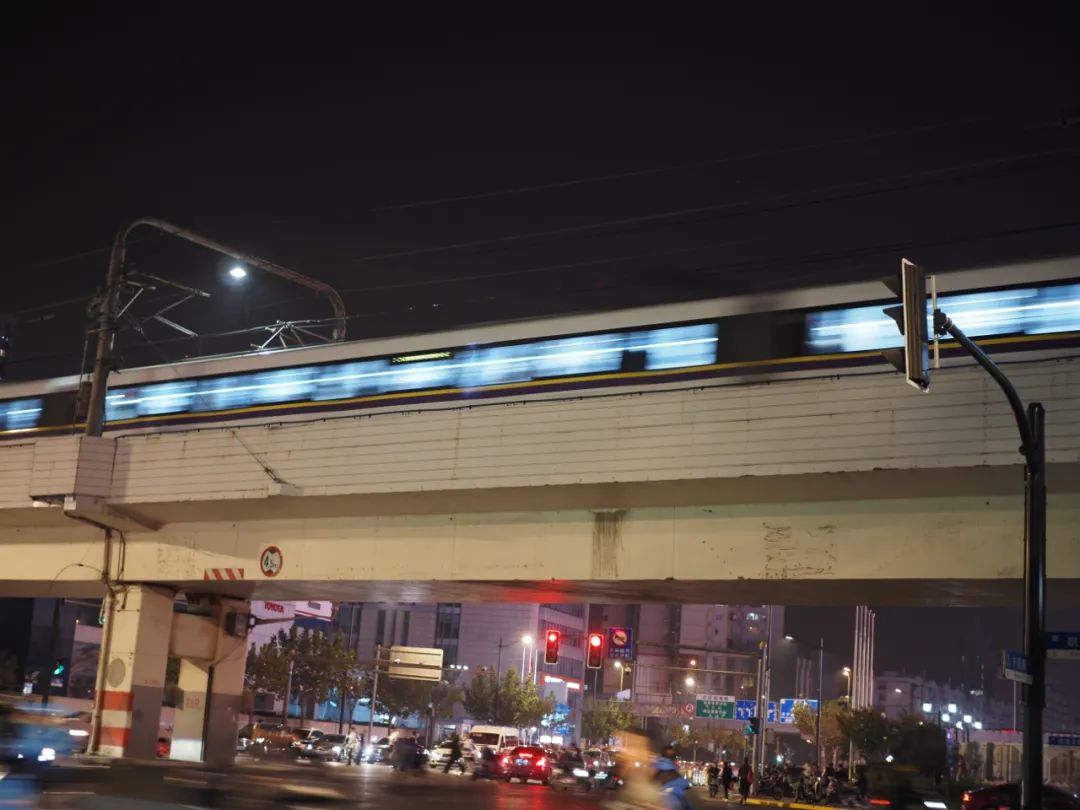 外形骚气还能干活的微单相机奥林巴斯E-M10MarkIV