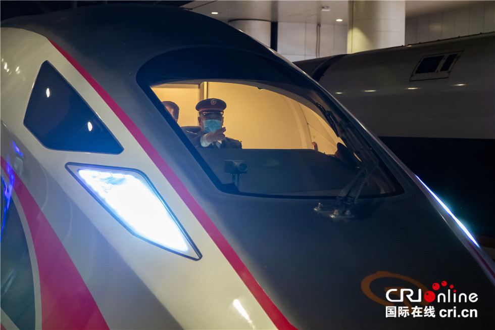 感受中国速度复兴号,新春走基层火车