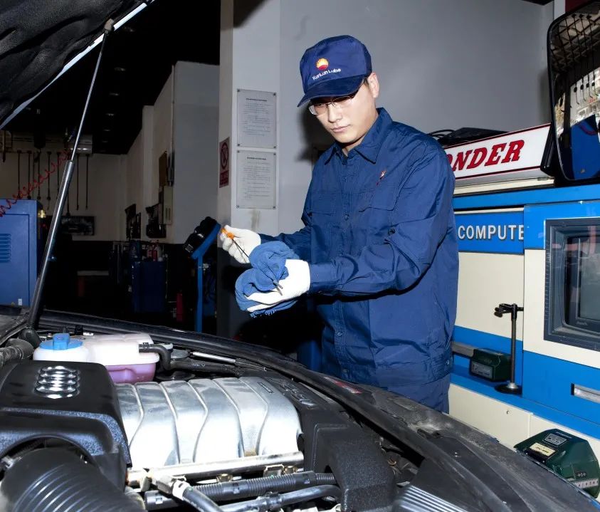 车跑了4千公里机油变黑怎么回事,摩托车机油变黑不换有什么后果