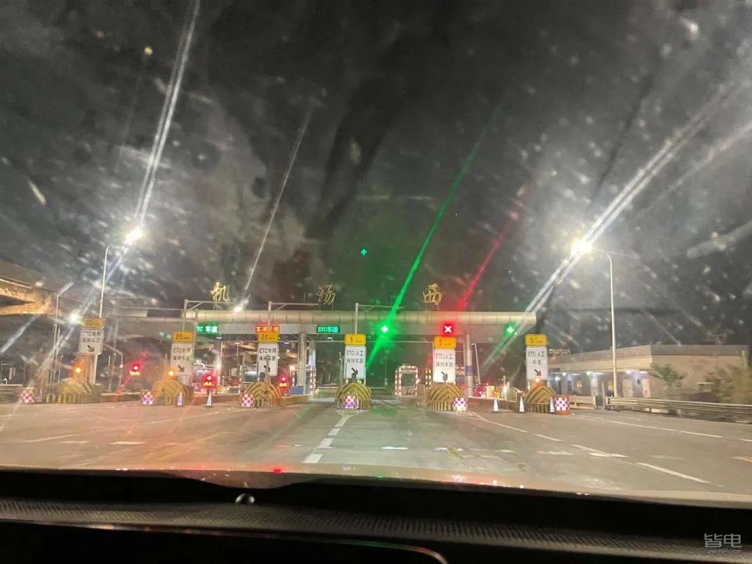 特斯拉小鹏蔚来激烈驾驶评测,作死挑战骑电动车